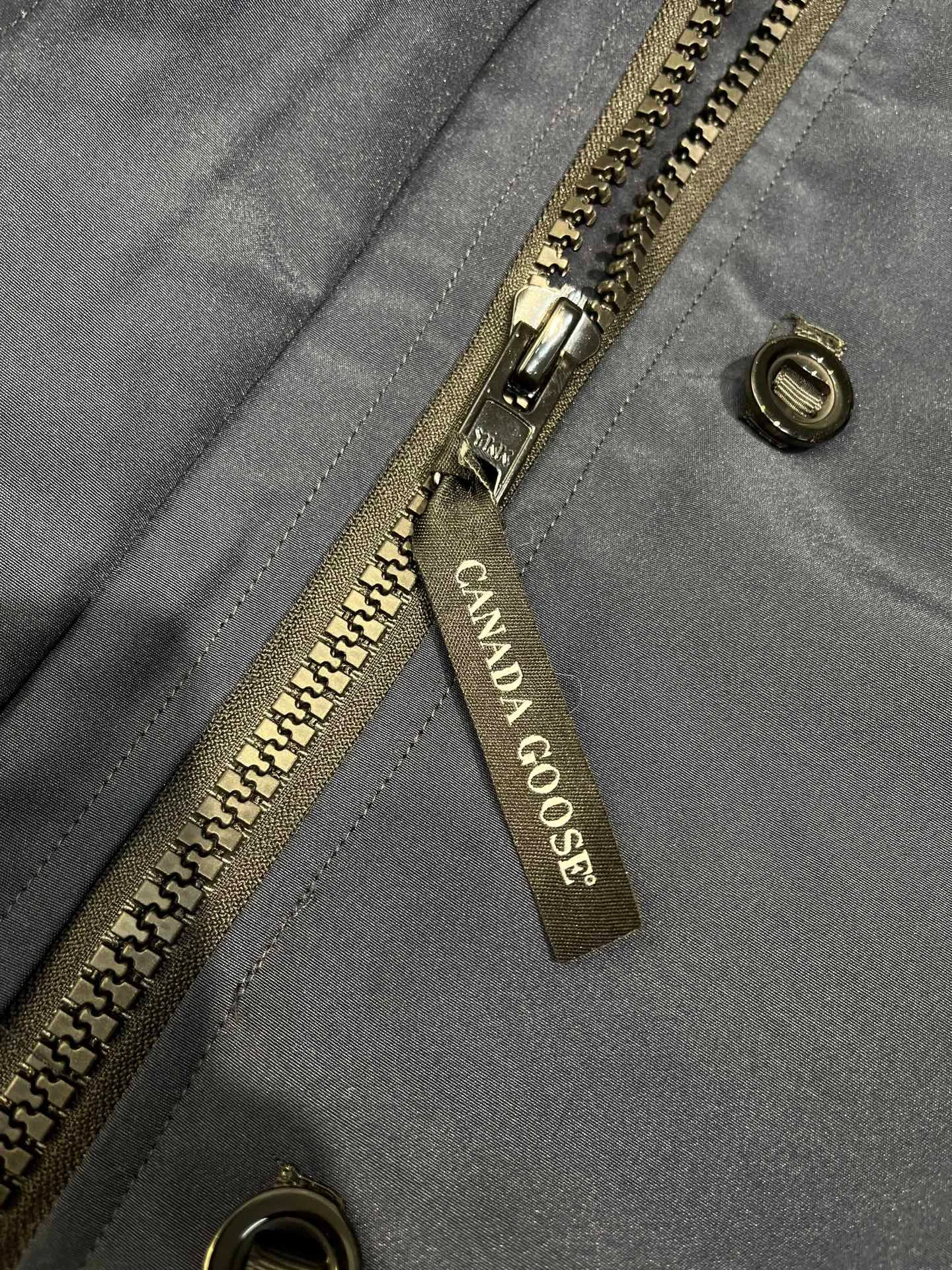 P860 🇨🇦🇨🇦CANADA GOOSE 12 women's models, factory direct supply: supplying global purchasing agents, micro-businesses, entities, Tmall, high-end stalls and studio cooperation, free shipping! Trillium Parka Women's 12 "popular" women's models are chosen by Arctic and Antarctic scientific expedition teams as winter wear, the Rolls-Royce of down jackets. ➖ Industry-leading anti-counterfeiting chip sensing. ➖ Imported Behringer embroidery machines and customized embroidery labels, the highest level and industry leading. ➖ Imported Korean 21-count polyester-cotton blended original fabric, TC85 waterproof coated fabric, water-repellent, windproof and wear-resistant. ➖ The new national standard 80 white duck down is filled with an average of 520 grams of down. The amount of down filled is industry-leading. ➖ 100% nylon lon lining with double double-layer sealing design to prevent velvet running, seamless thread design on cuffs! ➖ Western Canadian Green Wolf Collar. ➖ Yoshida YKK provides original factory-customized electroplated sliders. YKK two-way lockable zippers are tight and smooth and do not peel off paint. ➖ 3M composite Velcro is durable and the accessories and hardware are all custom-made. Note: Our copywriting is only simple and clear. Instead of bragging about the copywriting, it is better to compare and understand with samples. Only for the purest, most focused, most professional, highest quality, and most cost-effective!  SIZE:S-XXL